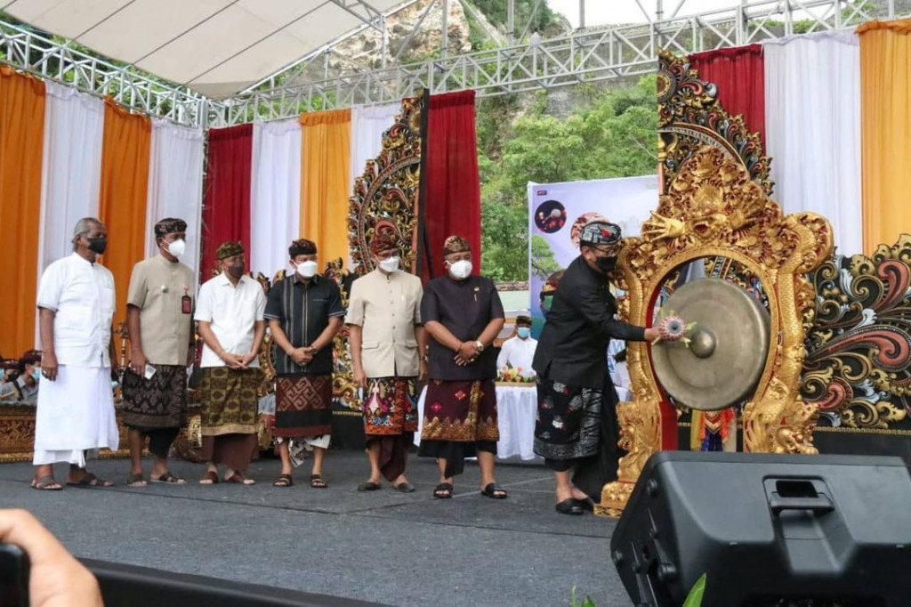 Festival Pantai Pandawa  dan The Max 30 cm Bonsai